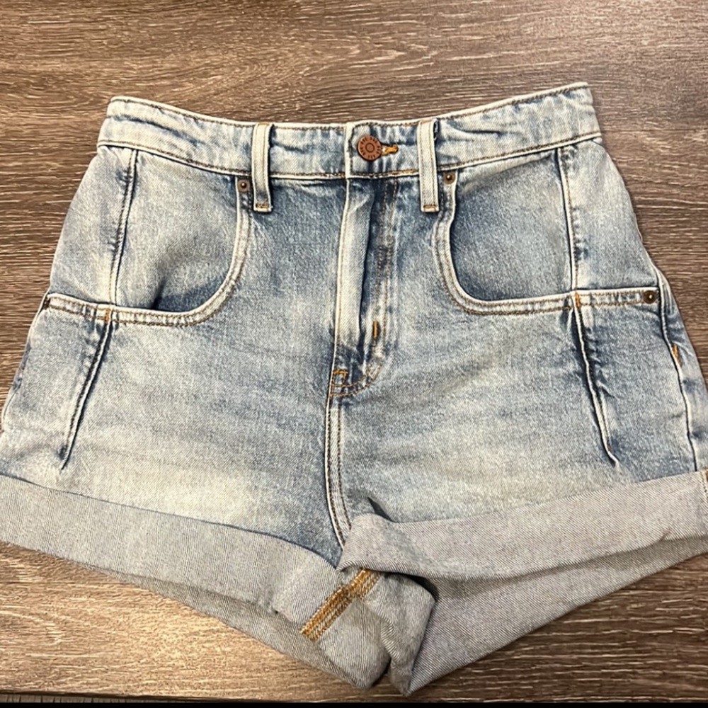 BDG Carrie Denim Shorts Light Wash size 26 - Picture 2 of 7
